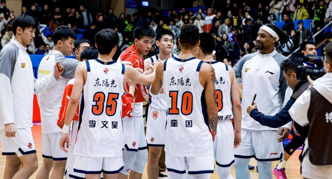 MK体育-大胜28分广东收4好1坏消息！胡队有了靠谱僚机，徐杰又出现新伤情